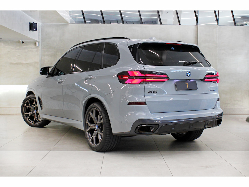 Foto do veículo BMW X5 3.0 I6 TURBO HÍBRIDO XDRIVE50E M SPORT AUTOMÁTICO 2024 43.000 KM 589.800,00