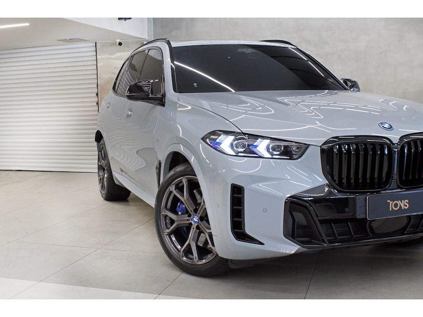 Foto do veículo BMW X5 3.0 I6 TURBO HÍBRIDO XDRIVE50E M SPORT AUTOMÁTICO 2024 43.000 KM 589.800,00