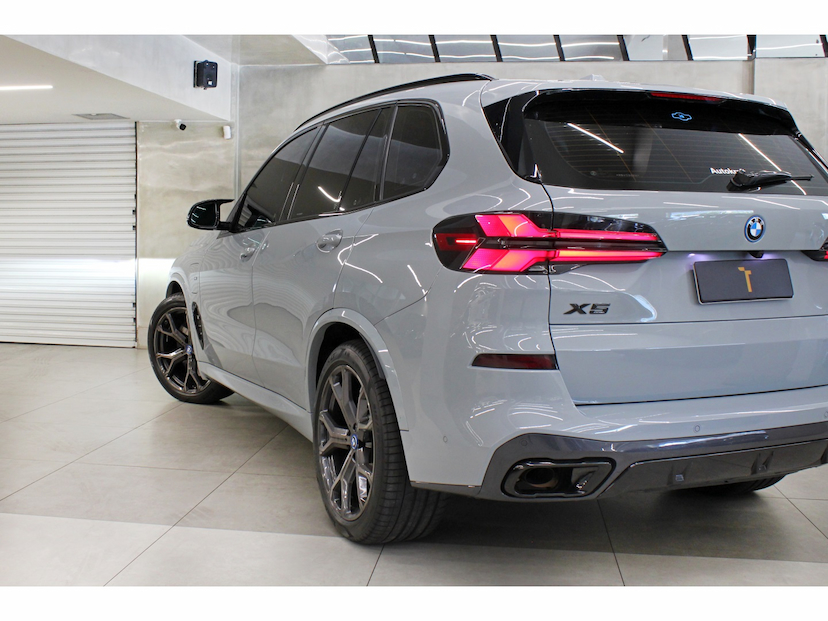 Foto do veículo BMW X5 3.0 I6 TURBO HÍBRIDO XDRIVE50E M SPORT AUTOMÁTICO 2024 43.000 KM 589.800,00
