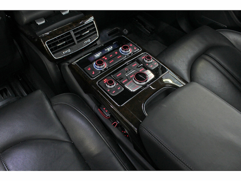 Foto do veículo AUDI A8 4.0 TFSI V8 32V GASOLINA 4P TIPTRONIC 2016 58.500 KM 268.800,00