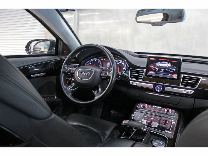 Foto do veículo AUDI A8 4.0 TFSI V8 32V GASOLINA 4P TIPTRONIC 2016 58.500 KM 268.800,00