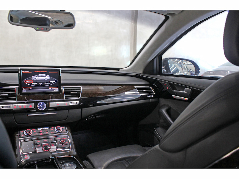 Foto do veículo AUDI A8 4.0 TFSI V8 32V GASOLINA 4P TIPTRONIC 2016 58.500 KM 268.800,00