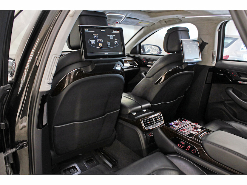 Foto do veículo AUDI A8 4.0 TFSI V8 32V GASOLINA 4P TIPTRONIC 2016 58.500 KM 268.800,00