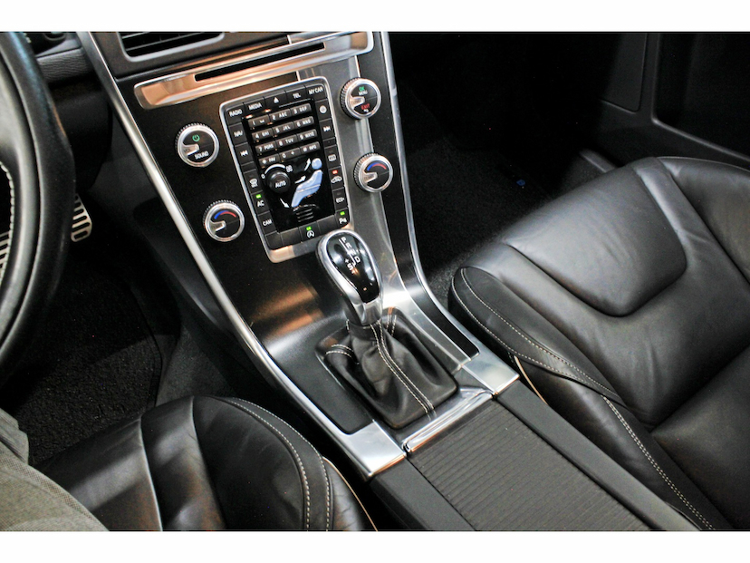 Foto do veículo VOLVO XC60 2.0 T5 RD TURBO GASOLINA 4P AUTOMÁTICO 2015 80.000 KM 87.800,00