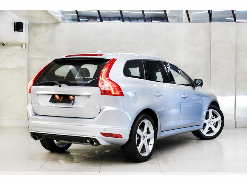Foto do veículo VOLVO XC60 2.0 T5 RD TURBO GASOLINA 4P AUTOMÁTICO 2015 80.000 KM 87.800,00