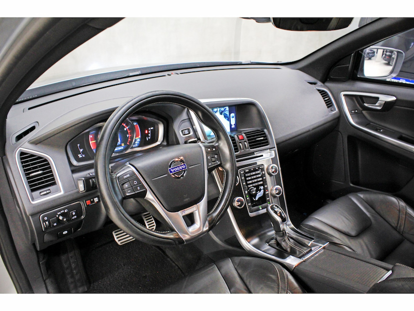 Foto do veículo VOLVO XC60 2.0 T5 RD TURBO GASOLINA 4P AUTOMÁTICO 2015 80.000 KM 87.800,00