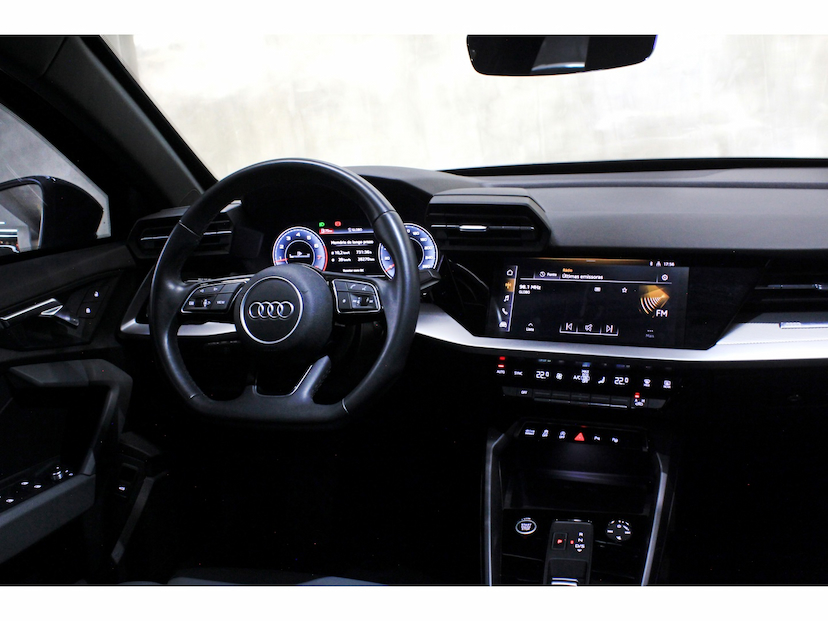 Foto do veículo AUDI A3 2.0 40 TFSI MHEV SEDAN PERFORMANCE BLACK S-TRONIC 2023 28.300 KM 268.800,00