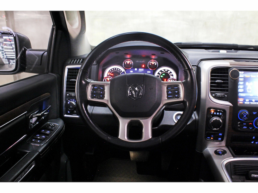 Foto do veículo RAM CLASSIC 5.7 V8 GASOLINA LARAMIE CD 4X4 AUTOMÁTICO 2023 10.574 KM 299.800,00