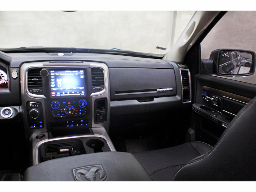 Foto do veículo RAM CLASSIC 5.7 V8 GASOLINA LARAMIE CD 4X4 AUTOMÁTICO 2023 10.574 KM 299.800,00