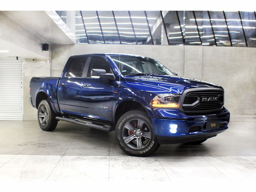Foto do veículo RAM CLASSIC 5.7 V8 GASOLINA LARAMIE CD 4X4 AUTOMÁTICO 2023 10.574 KM 299.800,00