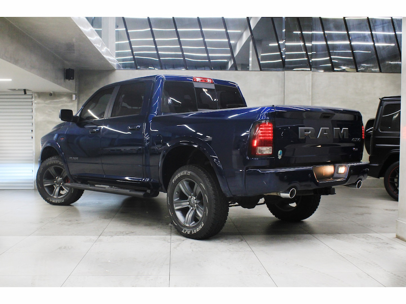 Foto do veículo RAM CLASSIC 5.7 V8 GASOLINA LARAMIE CD 4X4 AUTOMÁTICO 2023 10.574 KM 299.800,00