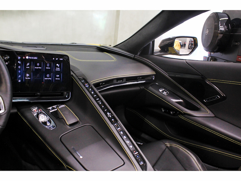 Foto do veículo CHEVROLET CORVETTE 6.2 V8 LT3 GASOLINA STINGRAY CONVERSIVEL AUTOMÁTICO 2025 3.300 KM 1.579.800,00