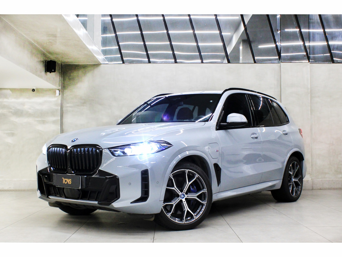 Foto do veículo BMW X5 3.0 I6 TURBO HÍBRIDO XDRIVE50E M SPORT AUTOMÁTICO 2023/2024 50.500 KM R$ 549.800,00