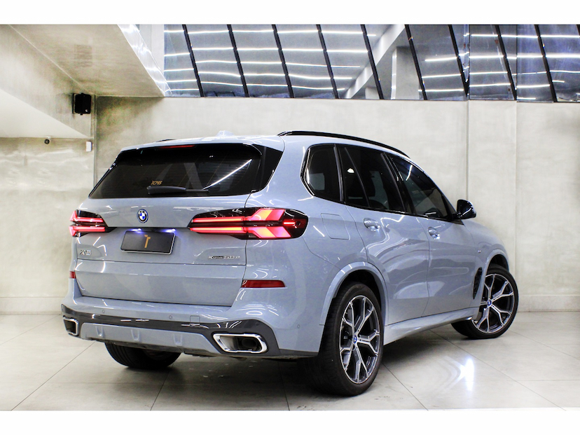 Foto do veículo BMW X5 3.0 I6 TURBO HÍBRIDO XDRIVE50E M SPORT AUTOMÁTICO 2024 50.500 KM 549.800,00