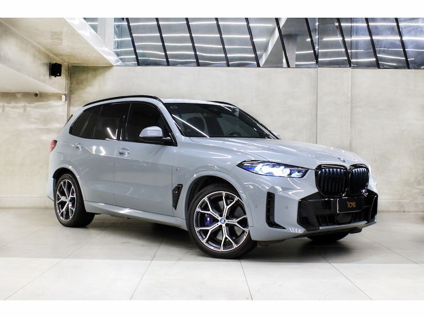 Foto do veículo BMW X5 3.0 I6 TURBO HÍBRIDO XDRIVE50E M SPORT AUTOMÁTICO 2024 50.500 KM 549.800,00