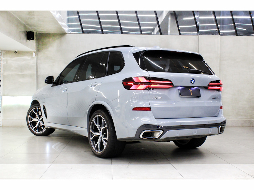 Foto do veículo BMW X5 3.0 I6 TURBO HÍBRIDO XDRIVE50E M SPORT AUTOMÁTICO 2024 50.500 KM 549.800,00