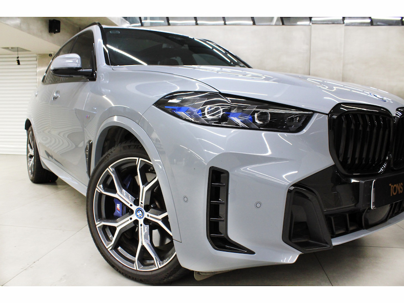 Foto do veículo BMW X5 3.0 I6 TURBO HÍBRIDO XDRIVE50E M SPORT AUTOMÁTICO 2024 50.500 KM 549.800,00