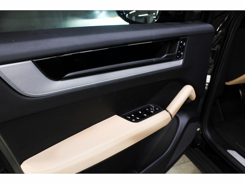 Foto do veículo PORSCHE CAYENNE 3.0 V6 E-HYBRID COUPÉ AWD TIPTRONIC S 2024 15.000 KM 889.800,00