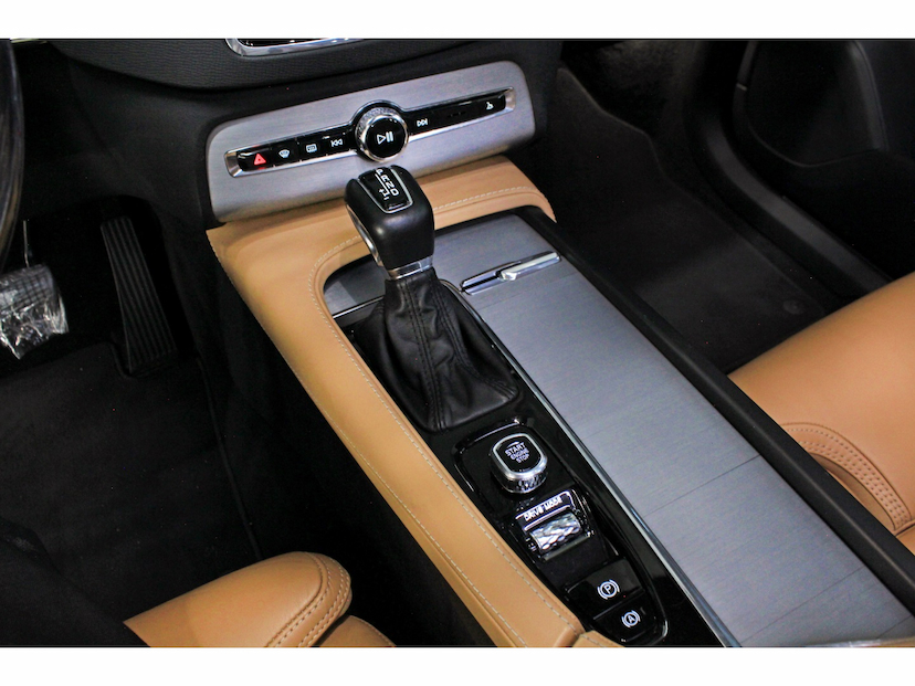 Foto do veículo VOLVO XC90 2.0 T6 GASOLINA MOMENTUM AWD GEARTRONIC 2020 87.000 KM 235.800,00
