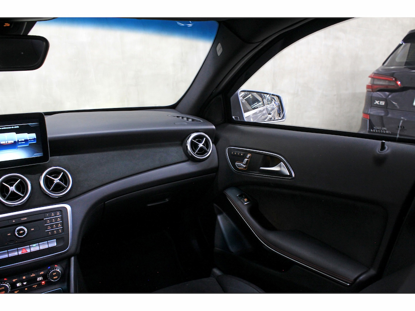 Foto do veículo MERCEDES-BENZ GLA 250 2.0 CGI GASOLINA SPORT 7G-DCT 2018 41.000 KM 177.800,00