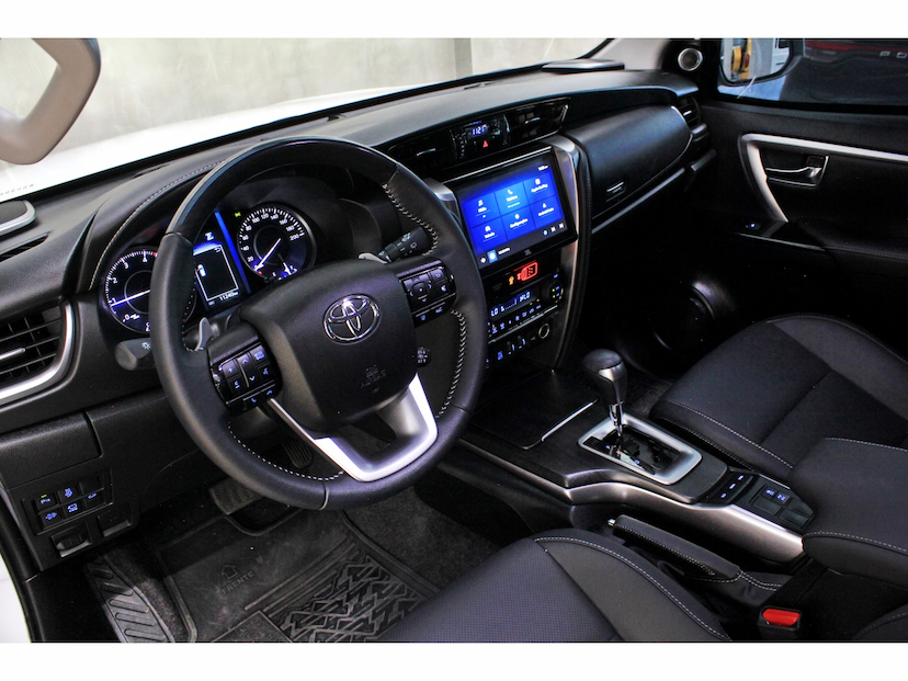 Foto do veículo TOYOTA HILUX SW4 2.8 D-4D TURBO DIESEL SRX PLATINUM 7L 4X4 AUTOMÁTICO 2025 11.300 KM 389.900,00