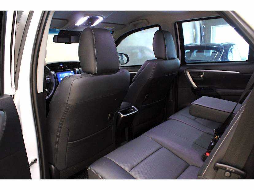 Foto do veículo TOYOTA HILUX SW4 2.8 D-4D TURBO DIESEL SRX PLATINUM 7L 4X4 AUTOMÁTICO 2025 11.300 KM 389.900,00