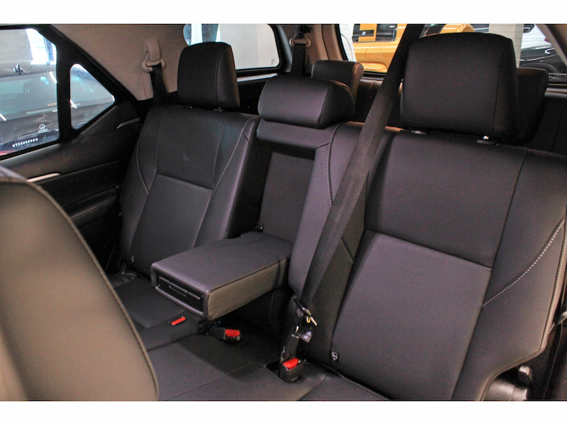 Foto do veículo TOYOTA HILUX SW4 2.8 D-4D TURBO DIESEL SRX PLATINUM 7L 4X4 AUTOMÁTICO 2025 11.300 KM 389.900,00