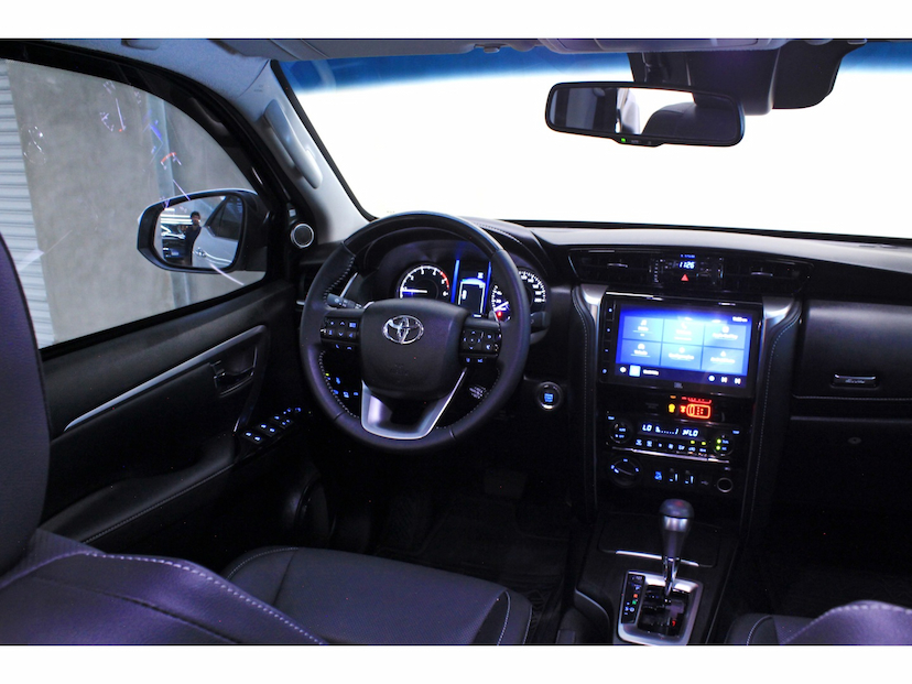 Foto do veículo TOYOTA HILUX SW4 2.8 D-4D TURBO DIESEL SRX PLATINUM 7L 4X4 AUTOMÁTICO 2025 11.300 KM 389.900,00