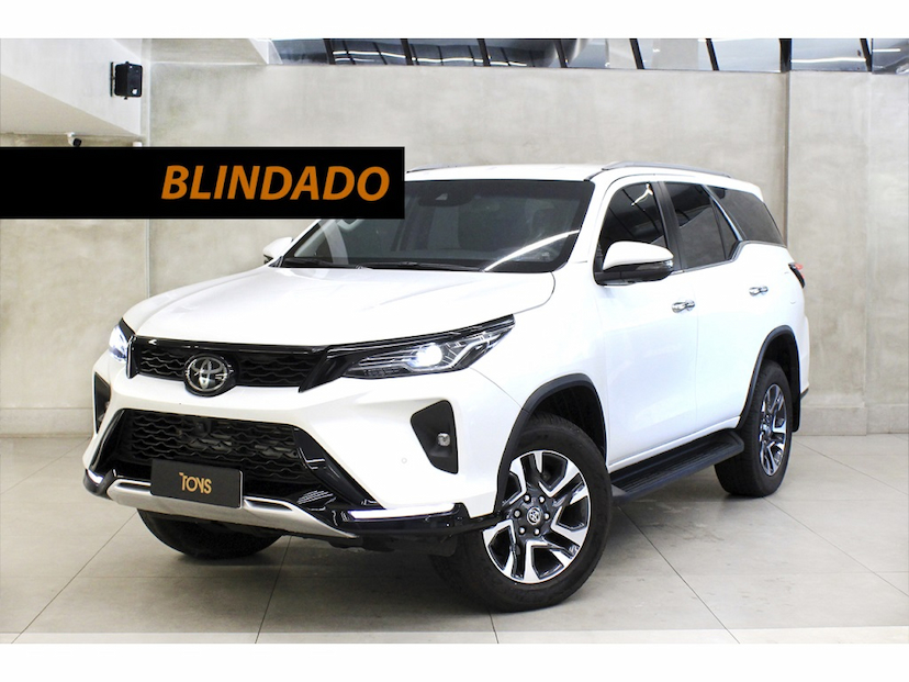 Foto do veículo TOYOTA HILUX SW4 2.8 D-4D TURBO DIESEL SRX PLATINUM 7L 4X4 AUTOMÁTICO 2025 11.300 KM 389.900,00