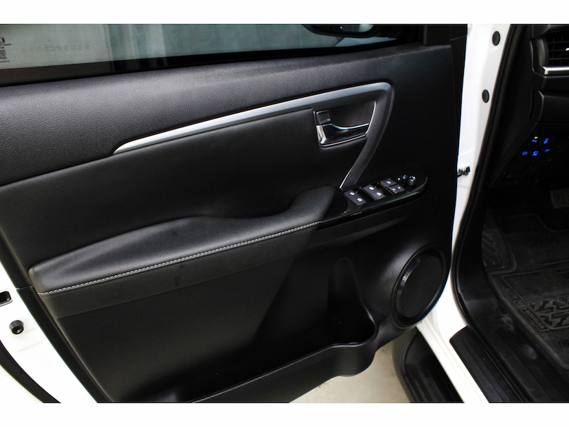 Foto do veículo TOYOTA HILUX SW4 2.8 D-4D TURBO DIESEL SRX PLATINUM 7L 4X4 AUTOMÁTICO 2025 11.300 KM 389.900,00