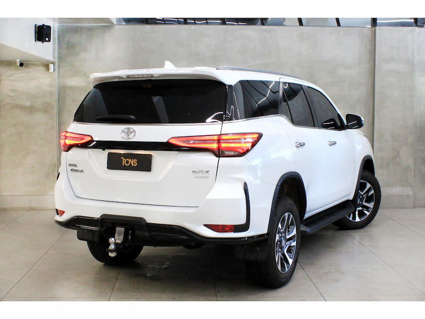 Foto do veículo TOYOTA HILUX SW4 2.8 D-4D TURBO DIESEL SRX PLATINUM 7L 4X4 AUTOMÁTICO 2025 11.300 KM 389.900,00