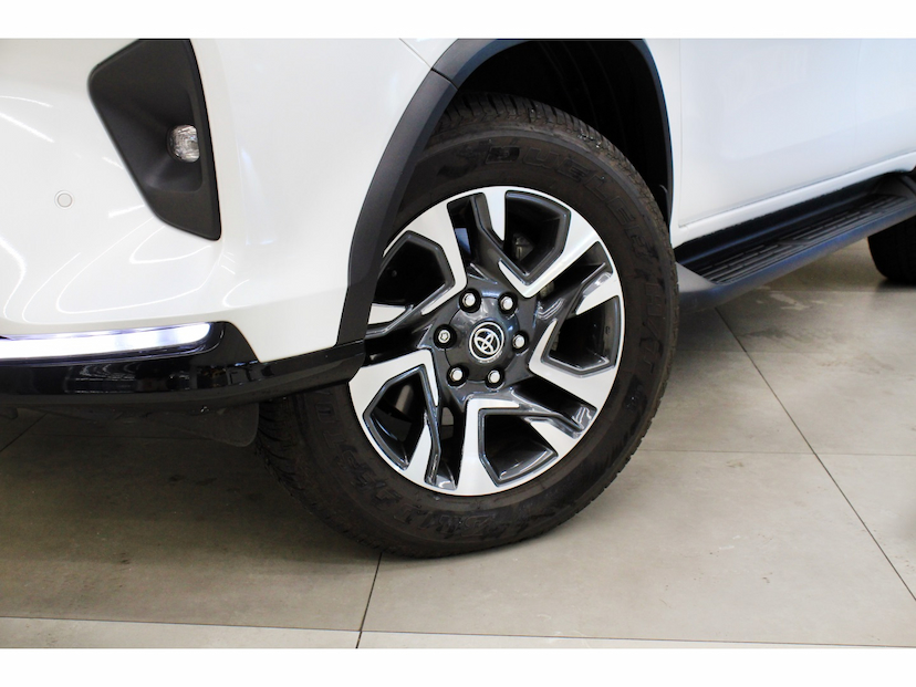 Foto do veículo TOYOTA HILUX SW4 2.8 D-4D TURBO DIESEL SRX PLATINUM 7L 4X4 AUTOMÁTICO 2025 11.300 KM 389.900,00