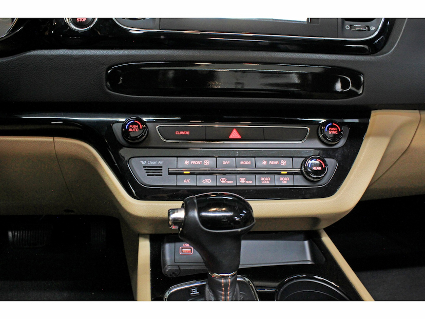 Foto do veículo KIA CARNIVAL 3.3 EX V6 24V GASOLINA 4P AUTOMATICO 2016 92.000 KM 195.800,00