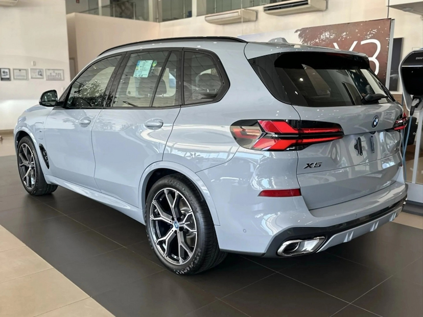 Foto do veículo BMW X5 3.0 I6 TURBO HÍBRIDO XDRIVE50E M SPORT AUTOMÁTICO 2026 0 KM 799.900,00
