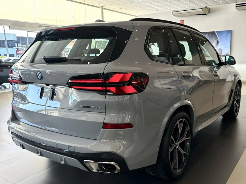 Foto do veículo BMW X5 3.0 I6 TURBO HÍBRIDO XDRIVE50E M SPORT AUTOMÁTICO 2026 0 KM 799.900,00