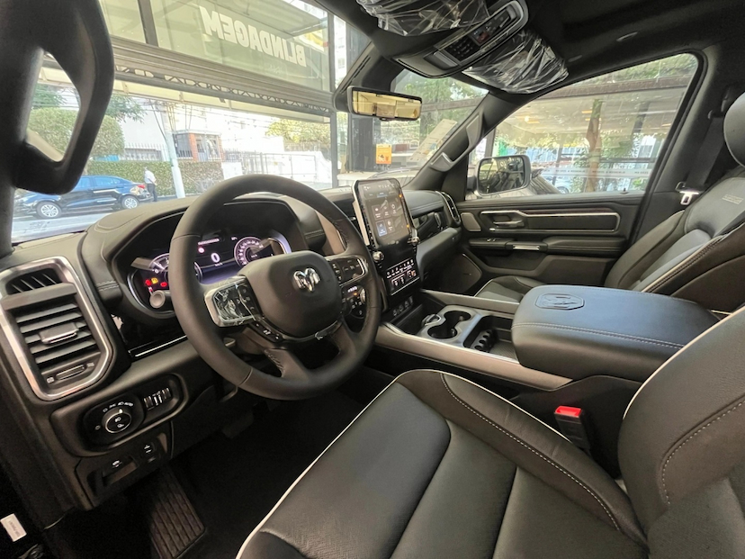 Foto do veículo RAM 1500 3.0 HURRICANE 6 BITURBO GASOLINA LARAMIE NIGHT EDITION CD 4X4 AUTOMÁTICO 2025 0 KM 594.690,00