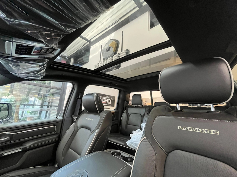 Foto do veículo RAM 1500 3.0 HURRICANE 6 BITURBO GASOLINA LARAMIE NIGHT EDITION CD 4X4 AUTOMÁTICO 2025 0 KM 594.690,00