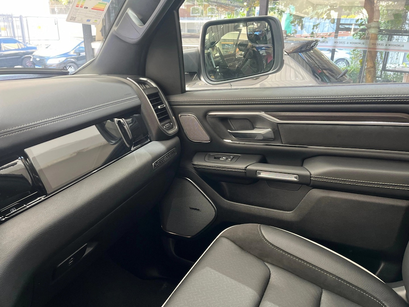 Foto do veículo RAM 1500 3.0 HURRICANE 6 BITURBO GASOLINA LARAMIE NIGHT EDITION CD 4X4 AUTOMÁTICO 2025 0 KM 594.690,00