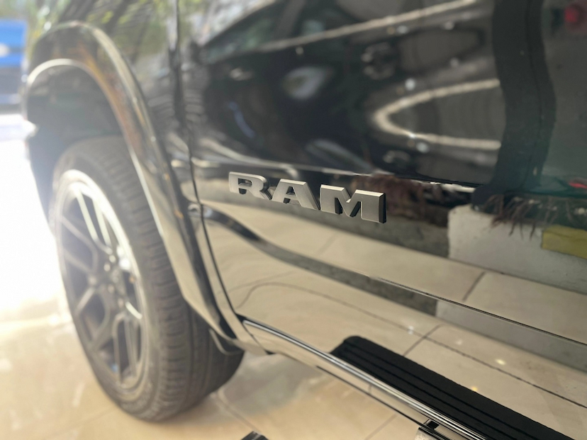 Foto do veículo RAM 1500 3.0 HURRICANE 6 BITURBO GASOLINA LARAMIE NIGHT EDITION CD 4X4 AUTOMÁTICO 2025 0 KM 594.690,00