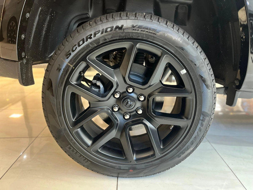 Foto do veículo RAM 1500 3.0 HURRICANE 6 BITURBO GASOLINA LARAMIE NIGHT EDITION CD 4X4 AUTOMÁTICO 2025 0 KM 594.690,00