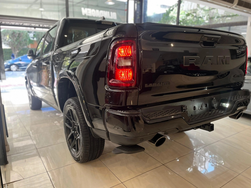 Foto do veículo RAM 1500 3.0 HURRICANE 6 BITURBO GASOLINA LARAMIE NIGHT EDITION CD 4X4 AUTOMÁTICO 2025 0 KM 594.690,00