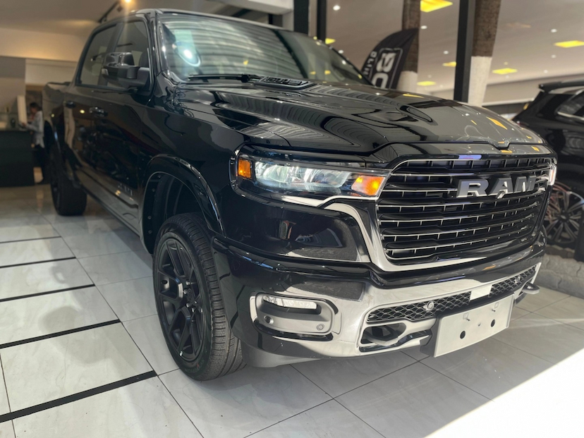 Foto do veículo RAM 1500 3.0 HURRICANE 6 BITURBO GASOLINA LARAMIE NIGHT EDITION CD 4X4 AUTOMÁTICO 2025 0 KM 594.690,00