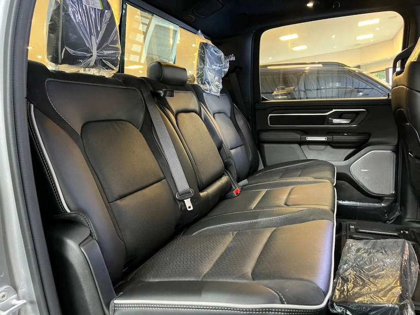 Foto do veículo RAM 1500 3.0 HURRICANE 6 BITURBO GASOLINA LARAMIE NIGHT EDITION CD 4X4 AUTOMÁTICO 2025 0 KM 594.690,00