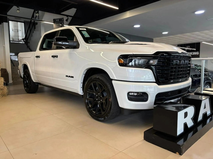 Foto do veículo RAM 1500 3.0 HURRICANE 6 BITURBO GASOLINA LARAMIE NIGHT EDITION CD 4X4 AUTOMÁTICO 2025 0 KM 594.690,00