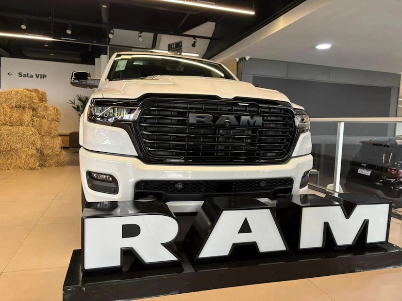Foto do veículo RAM 1500 3.0 HURRICANE 6 BITURBO GASOLINA LARAMIE NIGHT EDITION CD 4X4 AUTOMÁTICO 2025 0 KM 594.690,00