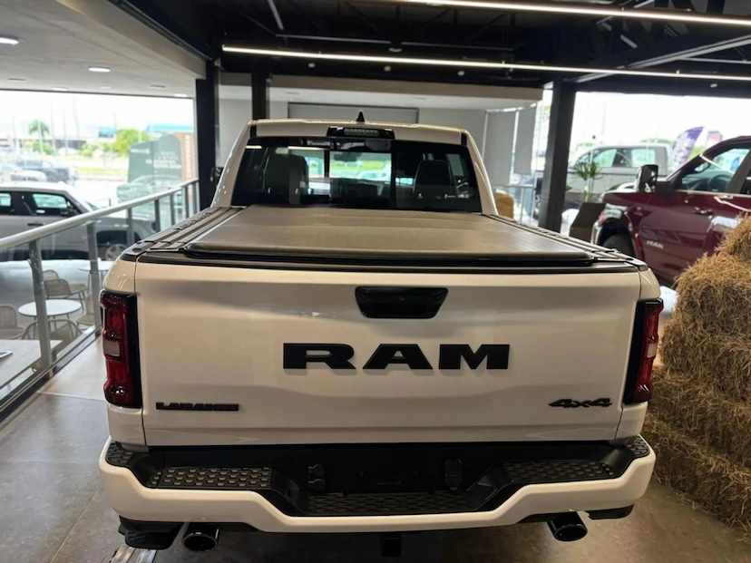 Foto do veículo RAM 1500 3.0 HURRICANE 6 BITURBO GASOLINA LARAMIE NIGHT EDITION CD 4X4 AUTOMÁTICO 2025 0 KM 594.690,00