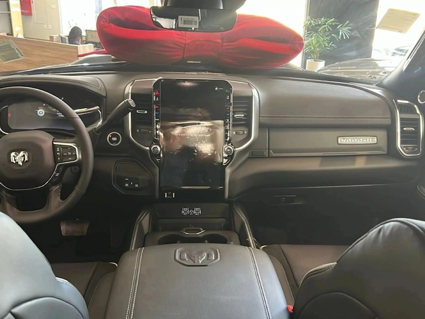 Foto do veículo RAM 3500 6.7 I6 TURBO DIESEL LARAMIE NIGHT EDITION CD 4X4  AUTOMÁTICO 2025 0 KM 539.800,00