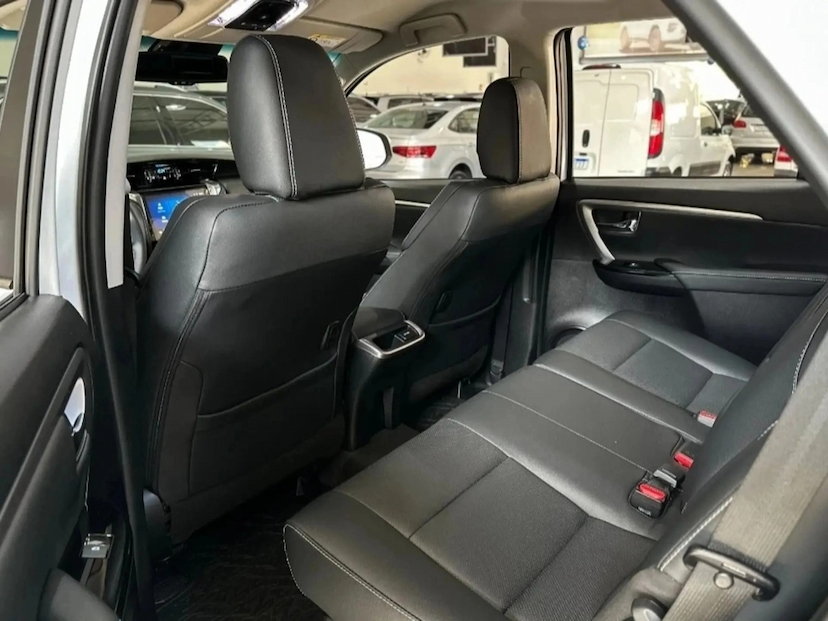 Foto do veículo TOYOTA HILUX SW4 2.8 D-4D TURBO DIESEL SRX PLATINUM 7L 4X4 AUTOMÁTICO 2026 0 KM 378.900,00