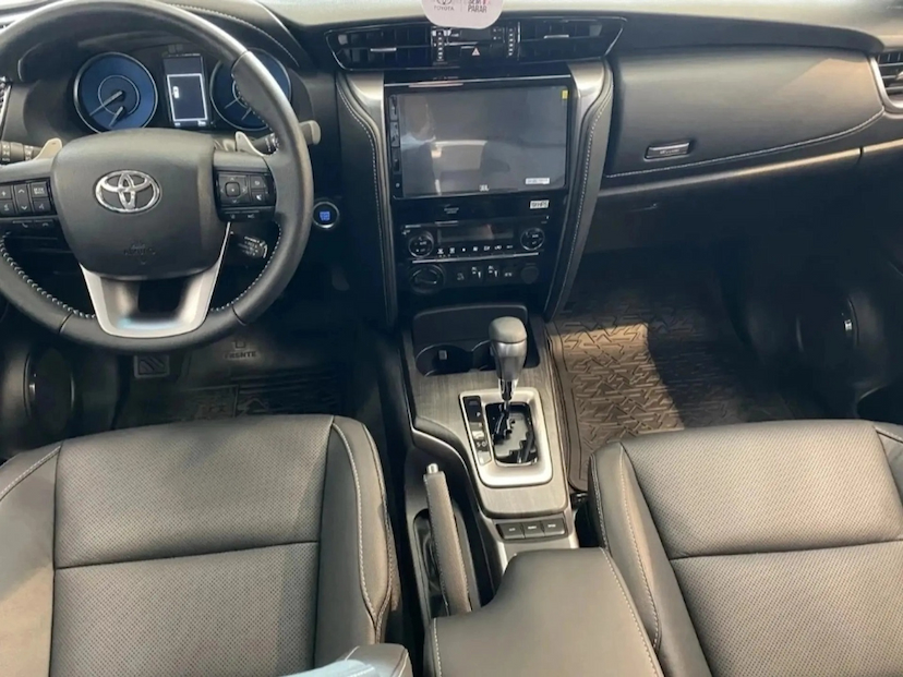 Foto do veículo TOYOTA HILUX SW4 2.8 D-4D TURBO DIESEL SRX PLATINUM 7L 4X4 AUTOMÁTICO 2026 0 KM 378.900,00