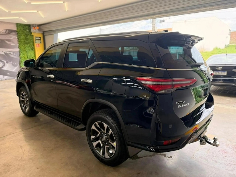 Foto do veículo TOYOTA HILUX SW4 2.8 D-4D TURBO DIESEL SRX PLATINUM 7L 4X4 AUTOMÁTICO 2026 0 KM 389.450,00